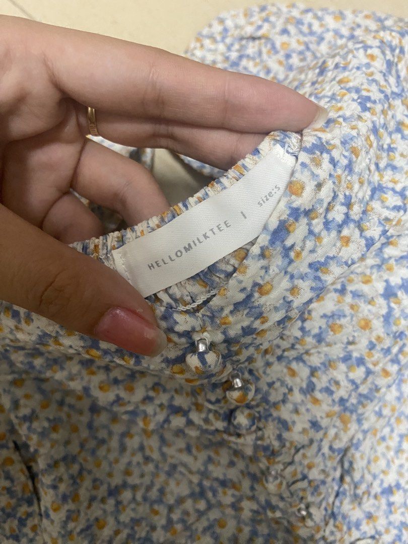 Floral Puff Sleeve Square Neck Top (Small) (Category: Blouses) located in Mandaluyong City. Submitted by weakassbitch (Listing ID 1443054553, Image 3). Description: RUSH SALE!!! - rfs : decluttering - condition: 8/10 (pre-loved; only used 3x) - size fits small - bought in HKG - See last photo for ww Loc: Mandaluyong City.