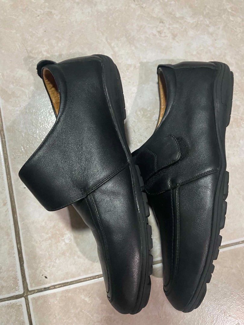 Florsheim Black Leather Hook and Loop Shoes Size 39 (Category: Flats & Sandals) located in Pasay City. Submitted by mliam (Listing ID 1442981254, Image 2). Description: - Brand: Florsheim - Color: Black - Material: Leather - Closure: Easy hook and loop - Sole: Comfortable with good grip - Size: 39 .