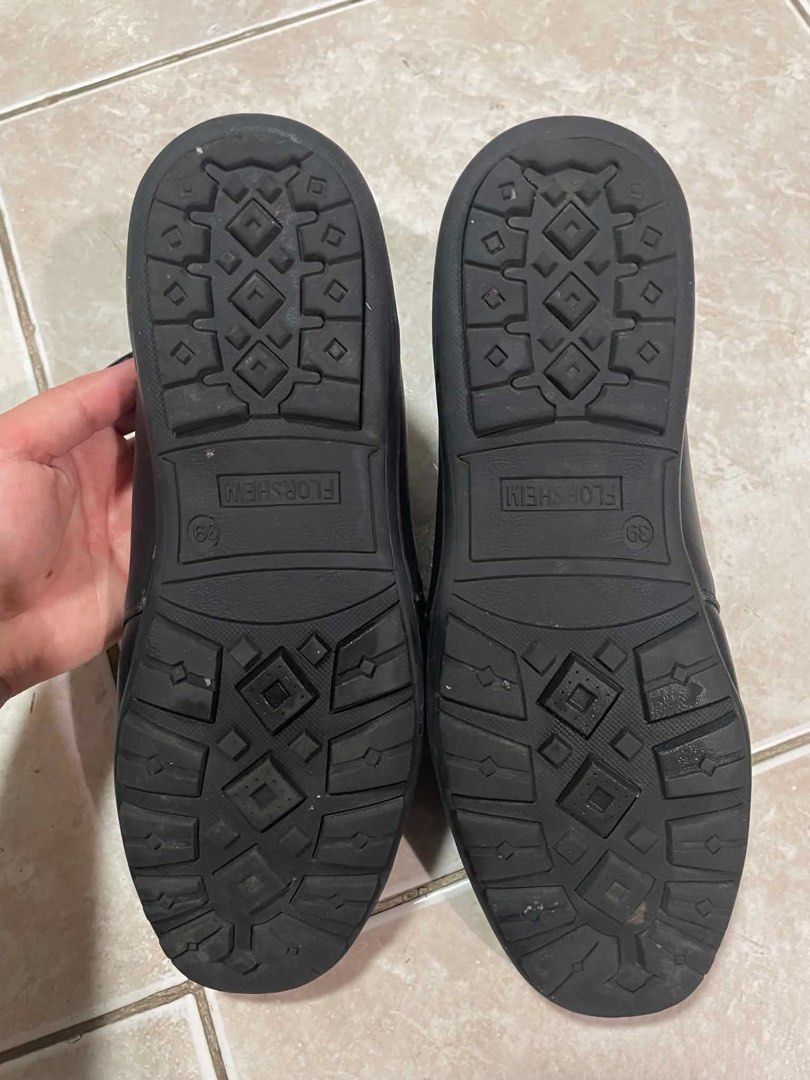 Florsheim Black Leather Hook and Loop Shoes Size 39 (Category: Flats & Sandals) located in Pasay City. Submitted by mliam (Listing ID 1442981254, Image 3). Description: - Brand: Florsheim - Color: Black - Material: Leather - Closure: Easy hook and loop - Sole: Comfortable with good grip - Size: 39 .