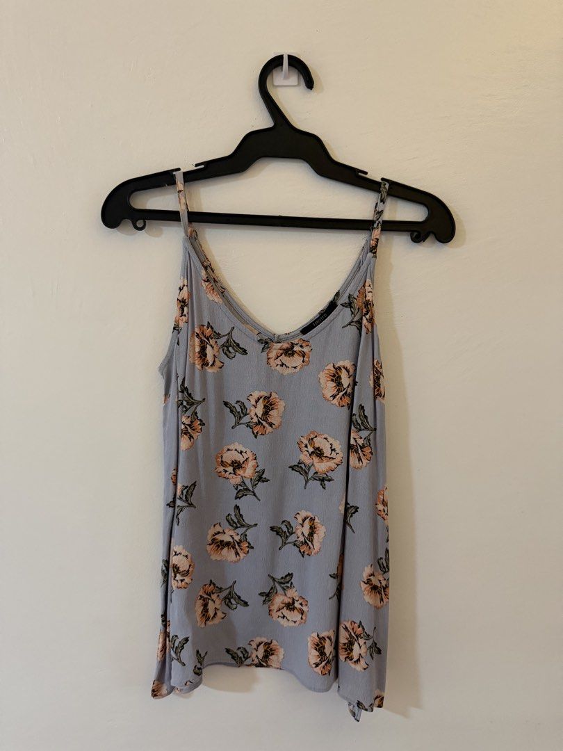 Forever 21 Floral Spaghetti Strap Tank Top (Category: Sleeveless) located in Bacoor. Submitted by conclaseph (Listing ID 1442946371, Image 1). Description: - Light blue tank top with a pretty floral print - Features delicate spaghetti straps - Flattering V-neckline - Made from flowy, lightweight fabric - Ideal for casual outfits or as a layering piece - Pairs easily with jeans or shorts.