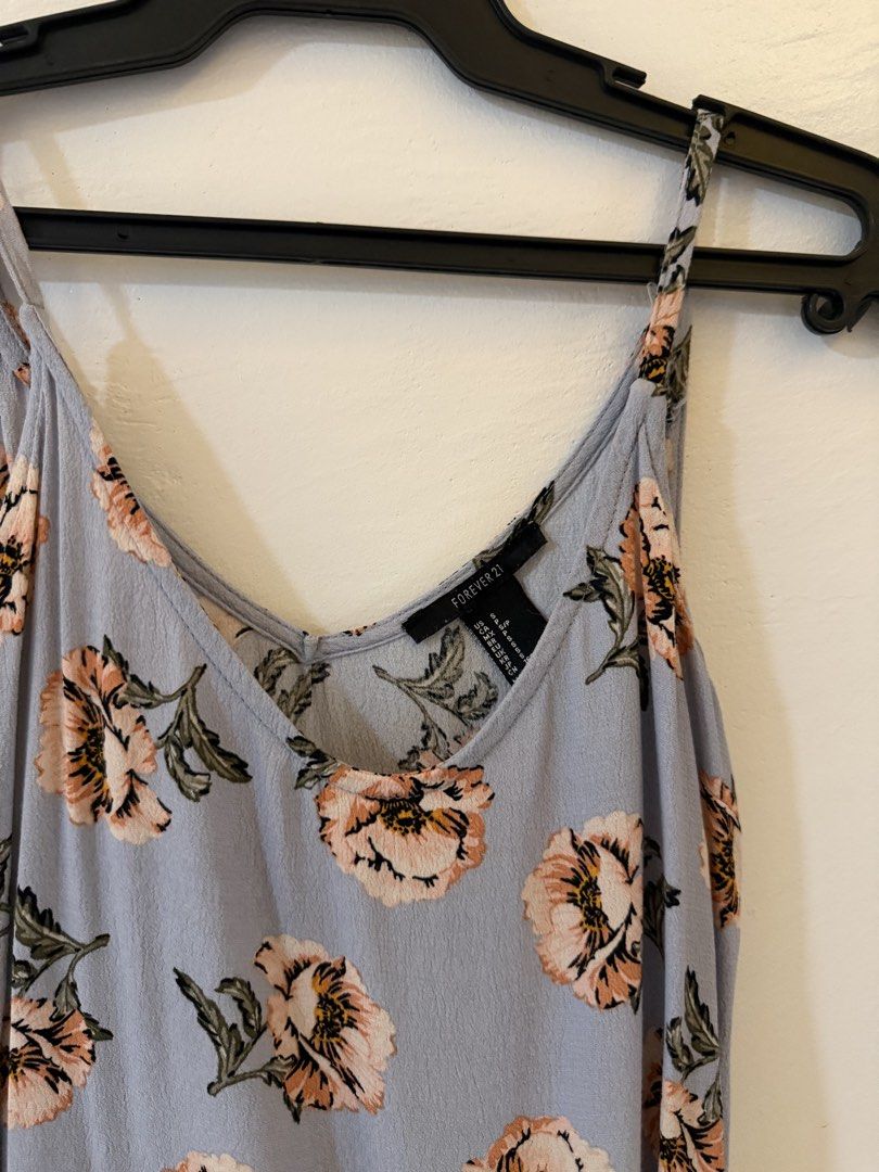 Forever 21 Floral Spaghetti Strap Tank Top (Category: Sleeveless) located in Bacoor. Submitted by conclaseph (Listing ID 1442946371, Image 2). Description: - Light blue tank top with a pretty floral print - Features delicate spaghetti straps - Flattering V-neckline - Made from flowy, lightweight fabric - Ideal for casual outfits or as a layering piece - Pairs easily with jeans or shorts.