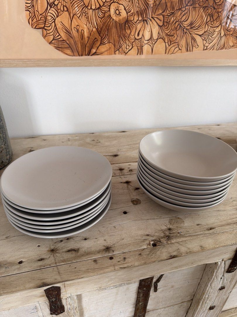 Free - Set of light grey plates & bowls