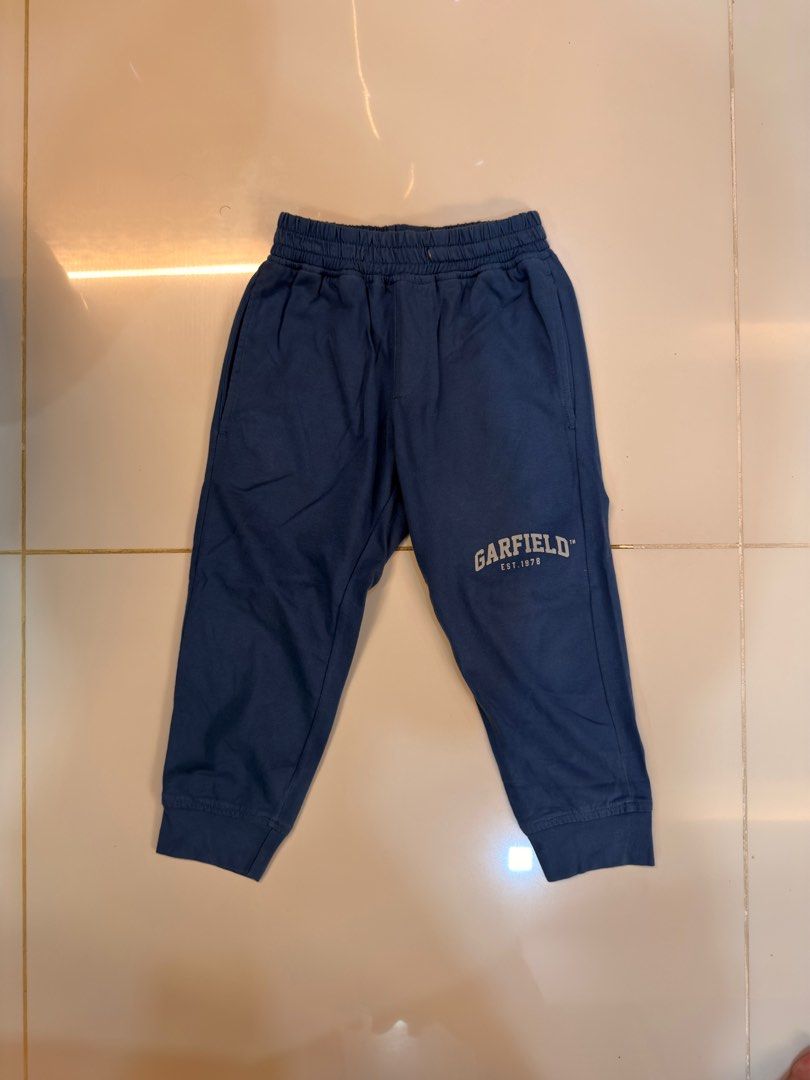 Garfield Kids Joggers Size 3T Blue (Category: Babies & Kids Fashion) located in Urdaneta. Submitted by glamduck (Listing ID 1443007725, Image 1). Description: - Adorable blue joggers featuring a cute Garfield logo on the leg. - Designed for comfort with an elastic waistband. - Perfect for active kids, ideal for everyday wear and playtime. - Size: 3T.