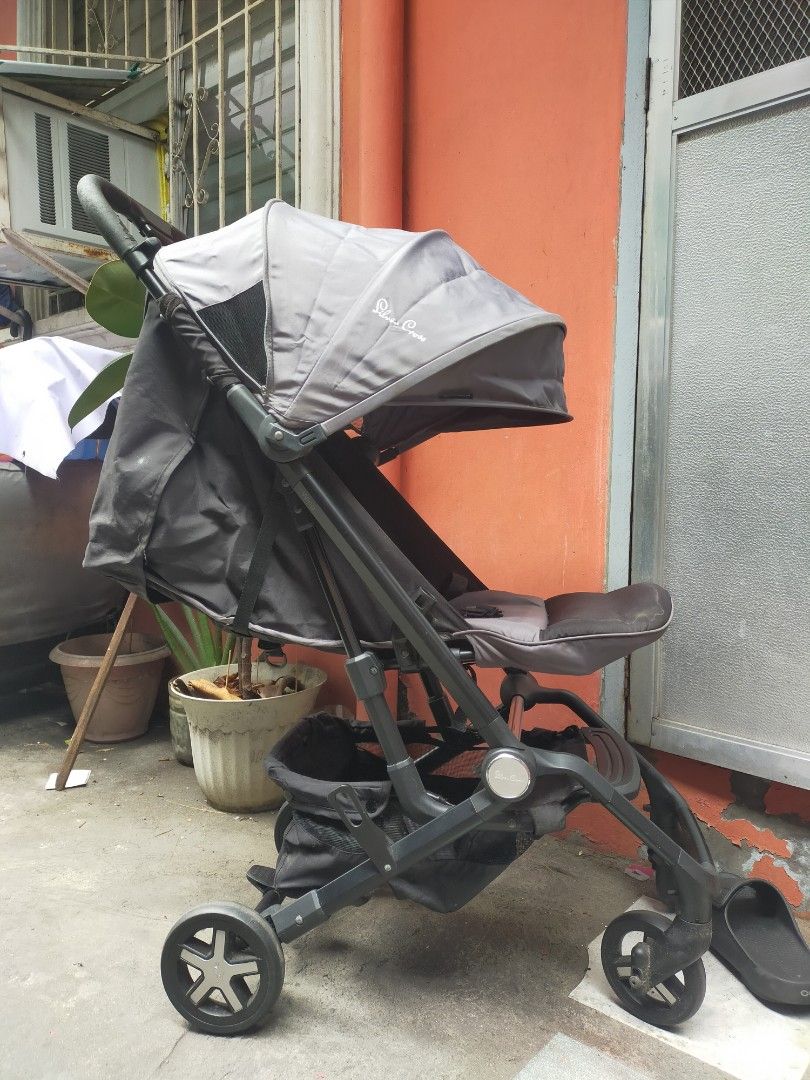 Gray Silver Cross Stroller (Category: Strollers) located in Manila. Submitted by _nnah (Listing ID 1442977034, Image 2). Description: - Still very sturdy and in good condition - Fabric needs cleaning.