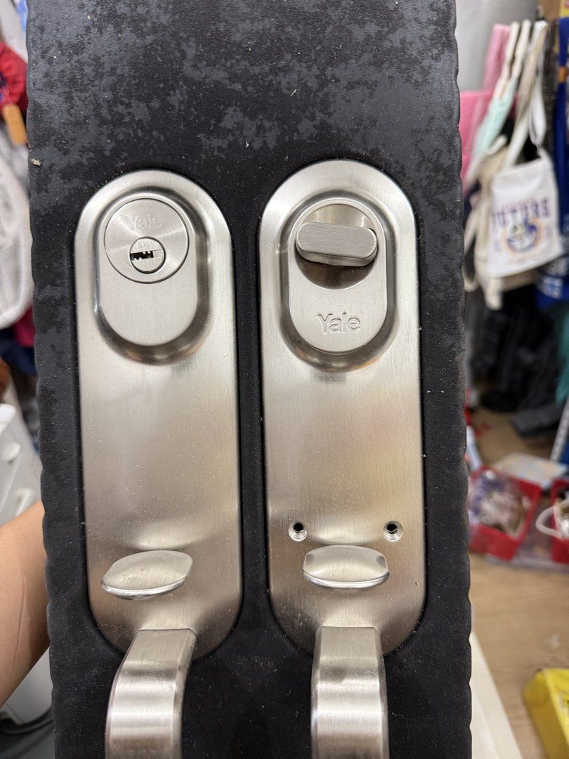 Hadle set YALE (Category: Locks, Doors & Gates) located in Manila. Submitted by elma0013 (Listing ID 1443066657, Image 3). Description: Sira lang yung box nya Brand new.