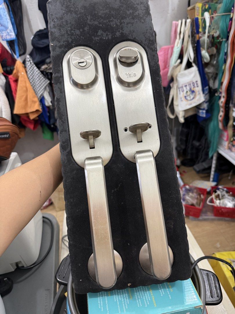 Hadle set YALE (Category: Locks, Doors & Gates) located in Manila. Submitted by elma0013 (Listing ID 1443066657, Image 2). Description: Sira lang yung box nya Brand new.