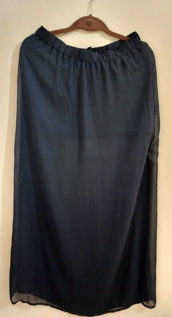 H&M Sheer Skirt for Beach (Category: Skirts) located in Mandaluyong City. Submitted by aaa25 (Listing ID 1443039420, Image 2). Description: - Black sheer long skirt from H&M Divided - Style to wear on the beach - High slit on the side - Flowy and light material - Size S to M.