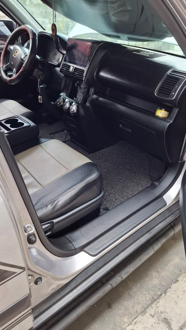 Honda CR-V 2.0 i-VTEC (A) (Category: Used Cars) located in Manila. Submitted by anuseyo (Listing ID 1443039483, Image 2). Description: Honda CRV Gen 2 2002 cold AC leather seat 17 inches tires lcd car stereo with picnic table 2+ yrs paso registration check engine selling as is negotiable bawal middle man direct buyer only.
