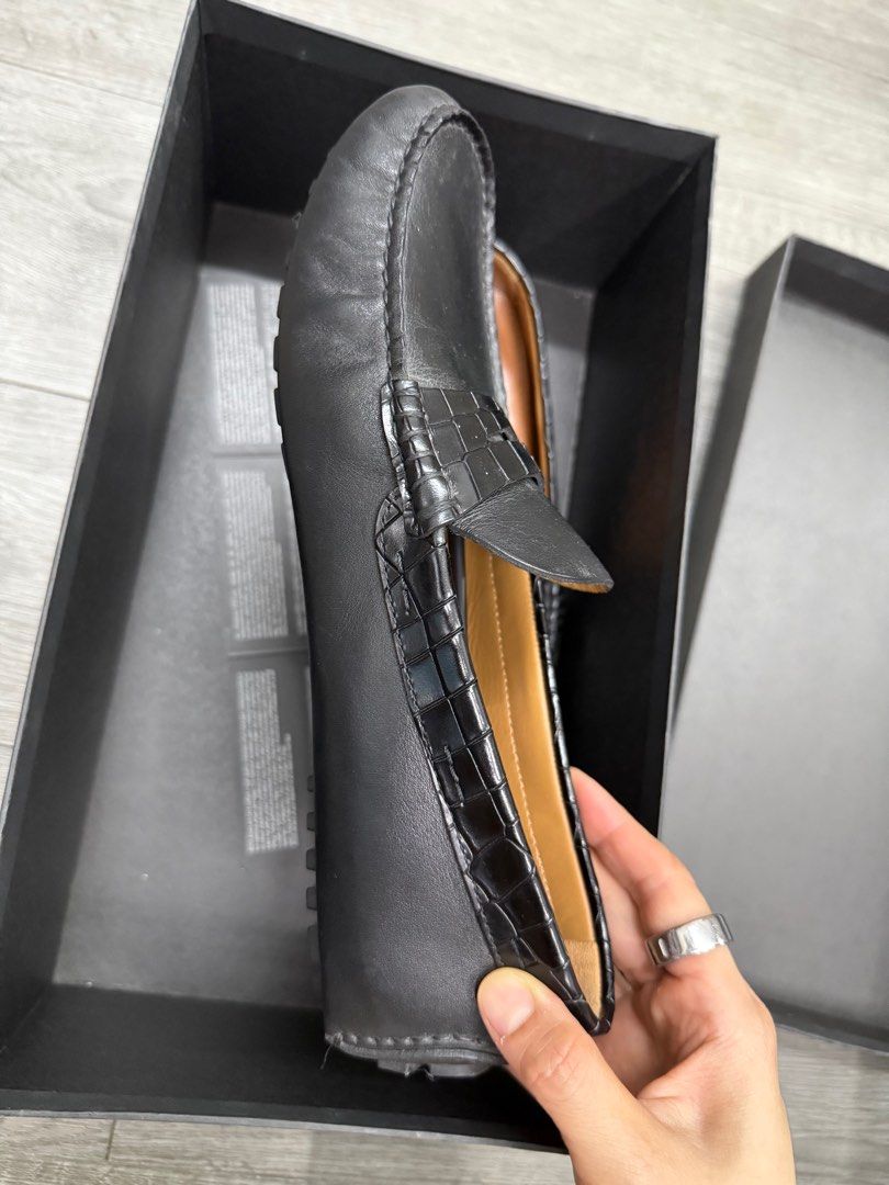 Hugo Boss Leather Shoes (Category: Dress Shoes) located in San Juan City. Submitted by fromj (Listing ID 1442960149, Image 2). Description: Selling my dad’s Hugo boss leather shoes. Only worn a few times, minimal signs of wear. Purchased in NYC for $250 + tax. Still in original box :) slightly negotiable. No low ballers please! Size UK 5.5/US 6.5.