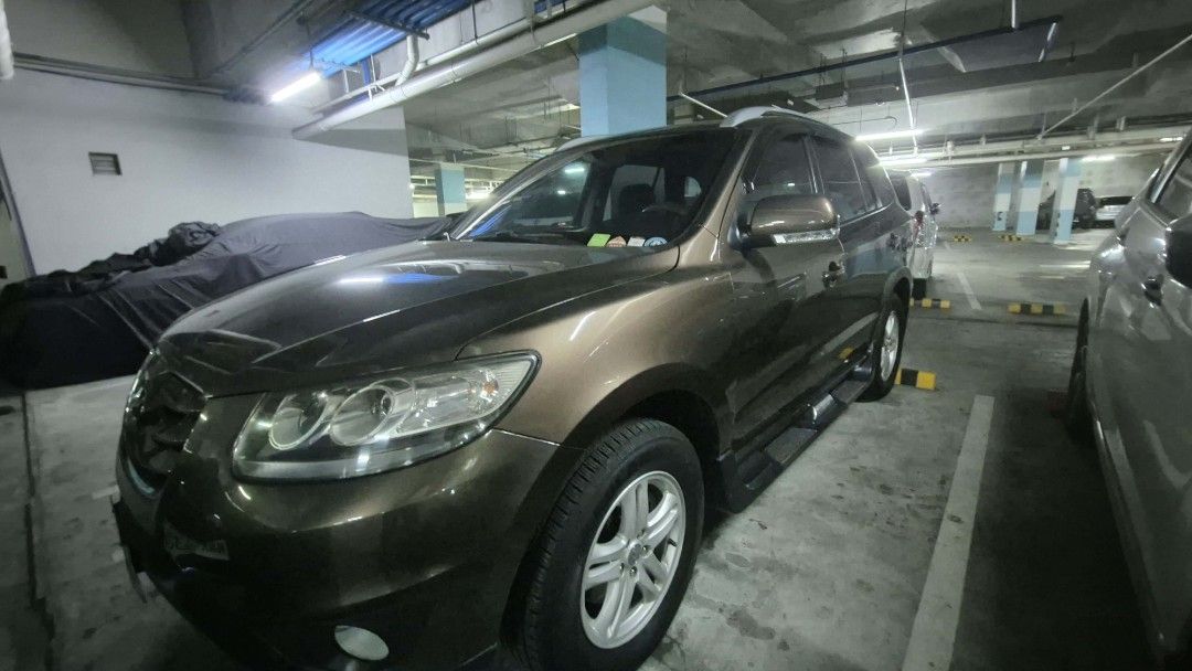 Hyundai Santa Fe 2.4 GLS (A) (Category: Used Cars) located in Quezon City. Submitted by markgolveo (Listing ID 1443124753, Image 3). Description: Hyundai Santa Fe 2010 2.4L GLS. 7-seater, 2WD. Casa-maintained. Theta-2 gasoline engine. AT 6-speed. With back-up camera, sensor, Pioneer wireless Android Auto, Apple Car play. cash basis payment only showing viewing at our condo valley one paranaque.
