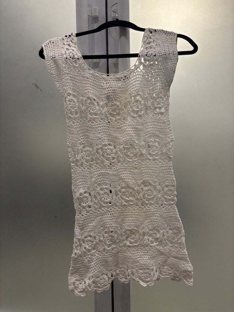 Kamiseta White Crochet Top Size S (Category: Blouses) located in Paranaque City. Submitted by nessy1 (Listing ID 1443084332, Image 1). Description: - White crochet top from Kamiseta - Features intricate all-over floral patterns - Sleeveless design with a scoop neckline - Versatile: great for layering or as a beach cover-up - Handmade feel, very pretty.
