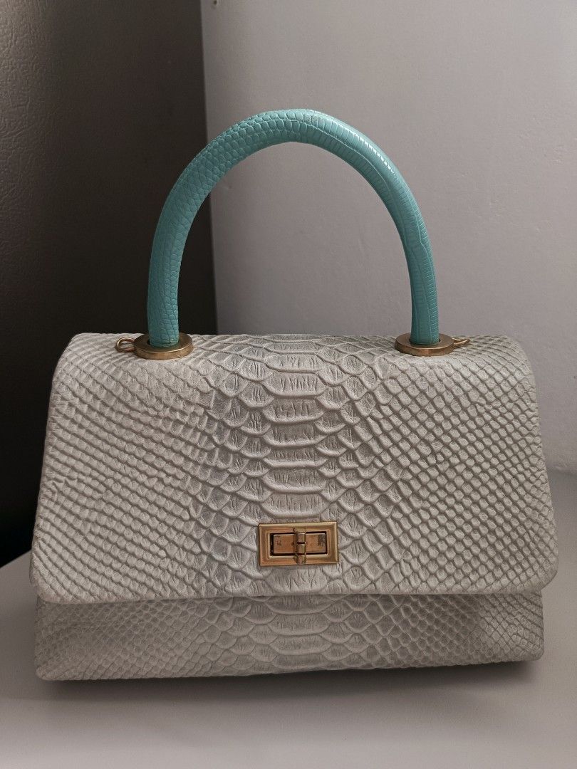 Kelly bag (Category: Luxury Bags & Wallets) located in Santa Cruz, Pampanga. Submitted by uscanada (Listing ID 1443091861, Image 1). Description: personal bag no sling.