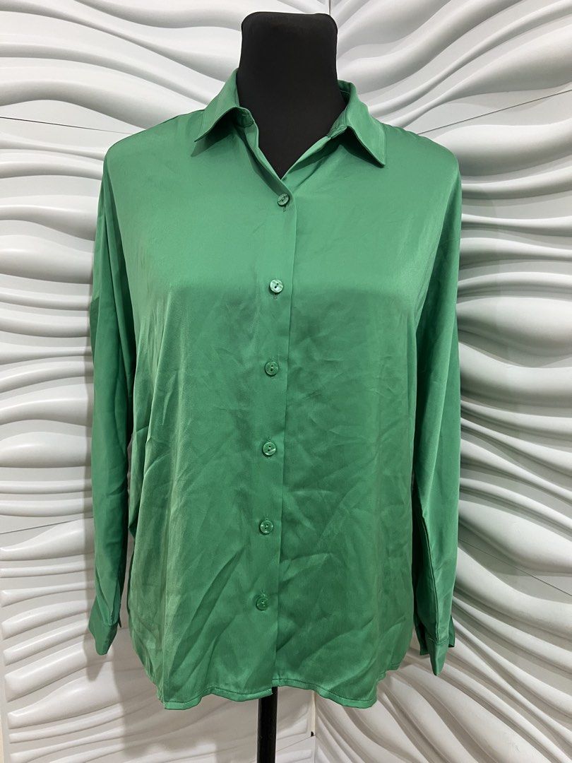 LOFT Green Satin Button-Up Shirt Size S (Category: Shirts) located in Las Pinas. Submitted by sabsking (Listing ID 1443031158, Image 1). Description: - LOFT green satin button-up shirt - Long sleeves - Collared neckline - Features a beautiful sheen/satin Size small ₱250 plus sf .