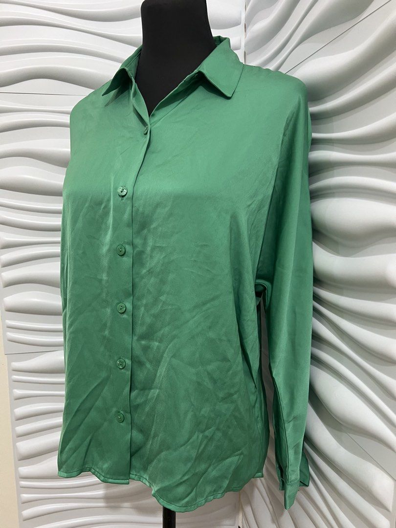 LOFT Green Satin Button-Up Shirt Size S (Category: Shirts) located in Las Pinas. Submitted by sabsking (Listing ID 1443031158, Image 2). Description: - LOFT green satin button-up shirt - Long sleeves - Collared neckline - Features a beautiful sheen/satin Size small ₱250 plus sf .