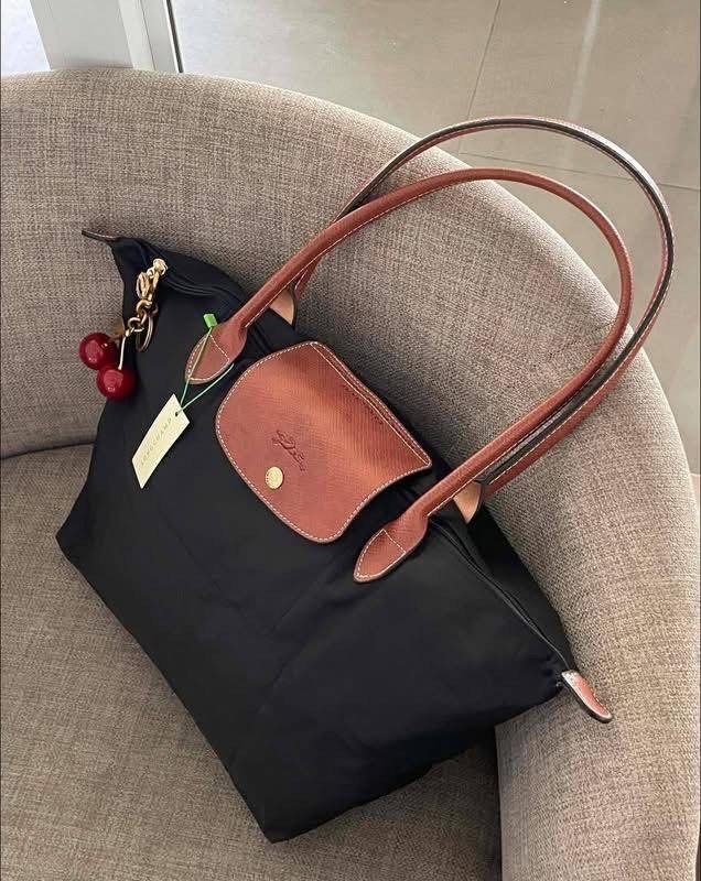 Longchamp tote with free charm medium (Category: Tote Bags) located in Manila. Submitted by raya021 (Listing ID 1443077865, Image 2). Description: .