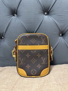 (Category: ) located in . Submitted by Bagstatic_luxuries (Listing ID 1442967656, Image 1). Description: .