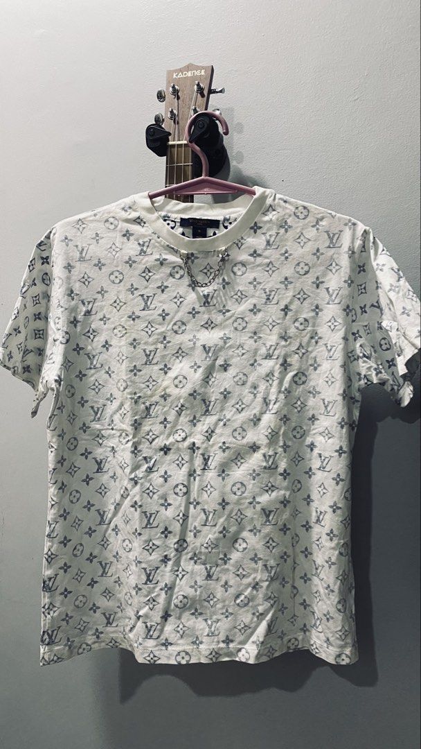 Louis Vuitton Monogram T-Shirt Size S (Category: Tshirts & Polo Shirts ) located in Quezon City. Submitted by smithram (Listing ID 1443012613, Image 1). Description: - White Louis Vuitton T-shirt - Features iconic Navy Monogram print - Short sleeves and classic crew neck - Size S - Ideal for casual and stylish everyday wear.