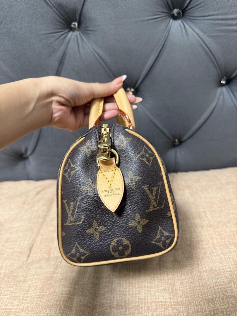 LOUIS VUITTON SPEEDY 20 (Category: Luxury Bags & Wallets) located in Manila. Submitted by Bagstatic_luxuries (Listing ID 1442966457, Image 3). Description: This size!!! 😍😍😍 With thick strap and lock and key Japan sourced 🇯🇵.