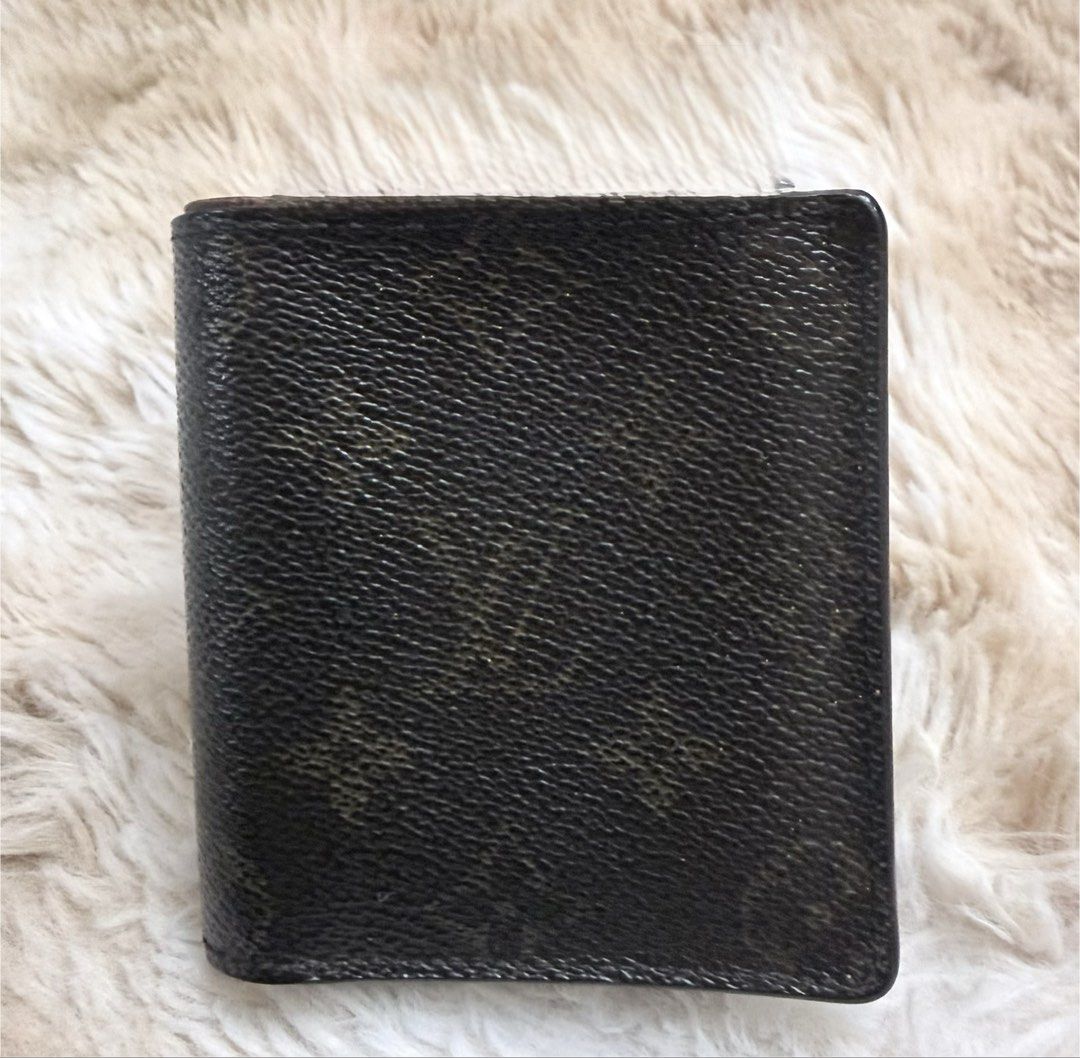 LV Bifold Wallet (Category: Luxury Bags & Wallets) located in Quezon City. Submitted by liezl.marie (Listing ID 1443062384, Image 1). Description: Authentic pre-owned L0u!s Vu!tt0n bifold wallet. - Rank A condition 6,500 Open for layaway. Disclaimer: We are not affiliated, associated, authorized, endorsed by or in any way officially connected with any other company or luxury brand. All copyrights are reserved to the original brand..