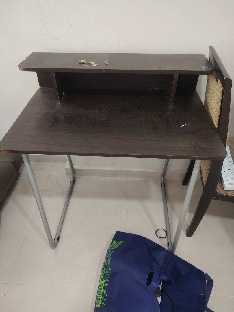 COMPUTER TABLE (Category: Tables & Sets) located in Singapore. Submitted by cindykhoo616 (Listing ID 1437346895, Image 1). Description: .