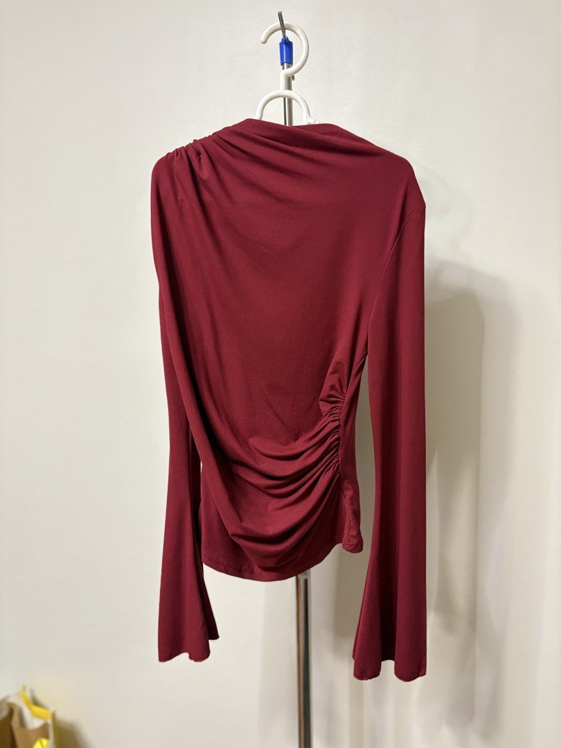 Maroon Ruched Long Sleeve Top (Category: Longsleeves) located in Taguig. Submitted by pomupuff (Listing ID 1443060822, Image 1). Description: - Maroon long-sleeved top - Ruched detailing on the side - Flared sleeves - Fabric with a nice drape - Perfect for dressing up or down - Suitable for night outs or casual days .