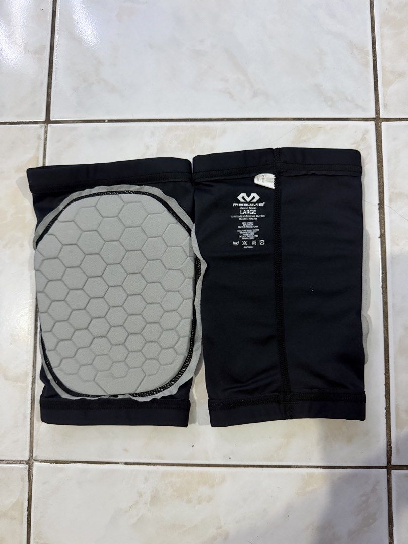 McDavid Hex Knee Pads Large (Category: Activewear) located in Manila. Submitted by aeonnnkim (Listing ID 1443101812, Image 3). Description: - McDavid Knee Pads - Hex design for superior impact protection - Ideal for sports like volleyball and basketball - Size: Large - Color: Black with grey padding - Sold as a pair.