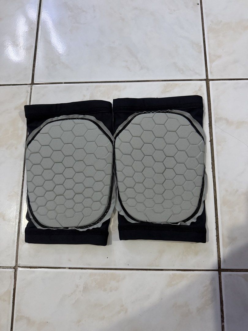 McDavid Hex Knee Pads Large (Category: Activewear) located in Manila. Submitted by aeonnnkim (Listing ID 1443101812, Image 2). Description: - McDavid Knee Pads - Hex design for superior impact protection - Ideal for sports like volleyball and basketball - Size: Large - Color: Black with grey padding - Sold as a pair.