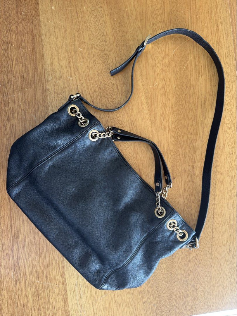 Michael Kors Jet Set Chain Leather Shoulder Tote (Category: Shoulder Bags) located in Pasig City. Submitted by smayc_21 (Listing ID 1443001774, Image 3). Description: -Some little scratches on the hardware and a little faded.