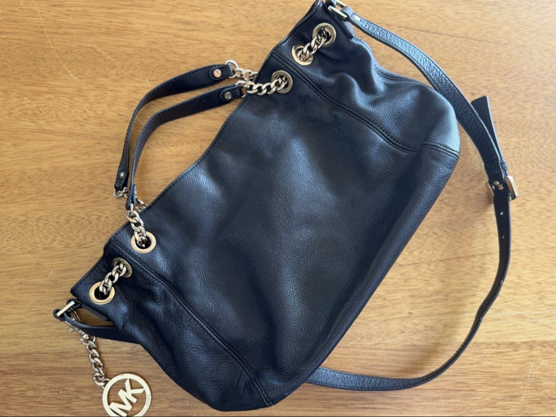 Michael Kors Jet Set Chain Leather Shoulder Tote (Category: Shoulder Bags) located in Pasig City. Submitted by smayc_21 (Listing ID 1443001774, Image 1). Description: -Some little scratches on the hardware and a little faded.