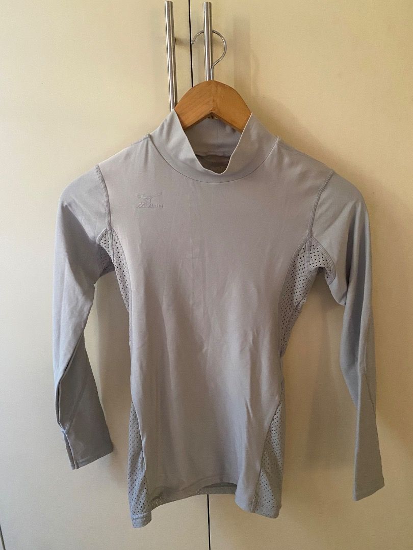Mizuno Long Sleeve Mock Neck Top (Category: Longsleeves) located in Rizal. Submitted by prelovedbyz2 (Listing ID 1443025662, Image 3). Description: - Mizuno light grey long-sleeved top - Mock neck design - Mesh panels on sides and back for breathability - Ideal for sports, cycling or layering, rashguard.