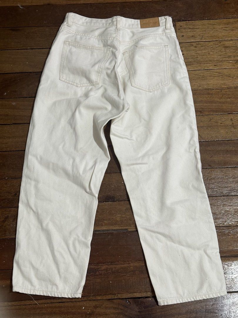Monki off white/cream ankle jeans (Category: Jeans) located in Quezon City. Submitted by celoem (Listing ID 1442989608, Image 2). Description: Bought from zalora years ago. No flaws, just needs laundering. .
