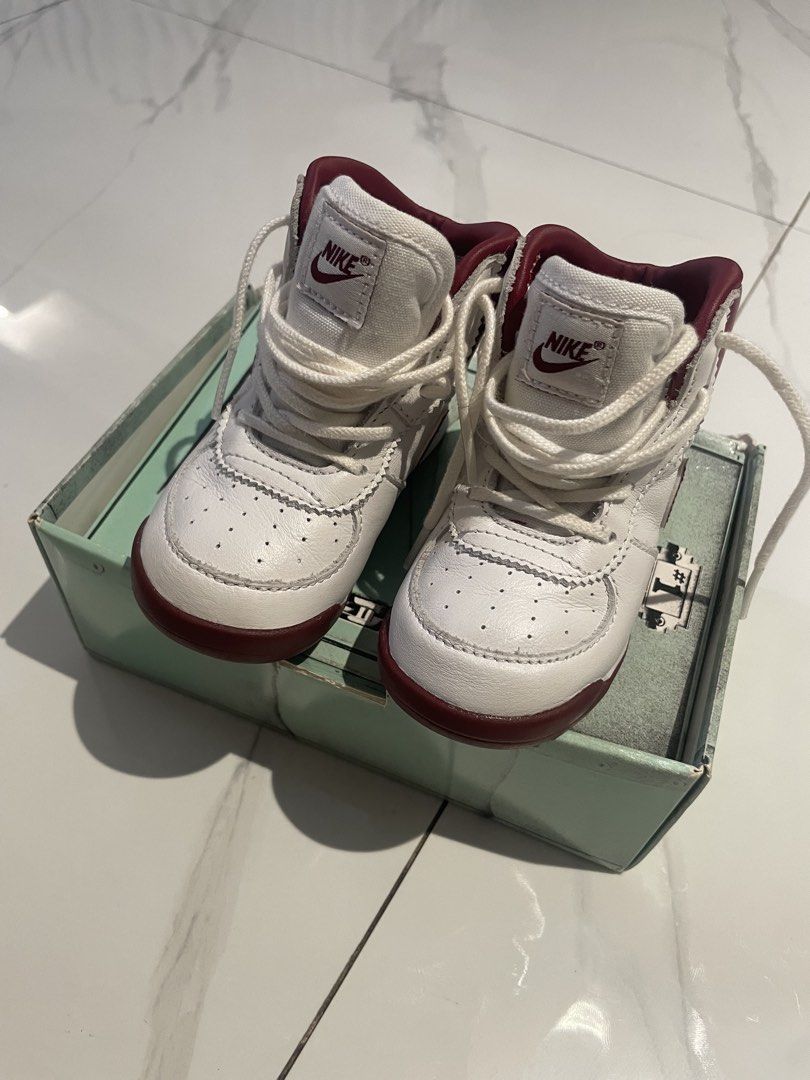 Nike Baby High-Top Sneakers (Category: Babies & Kids Fashion) located in Caloocan City. Submitted by cessilia13 (Listing ID 1443076402, Image 1). Description: - Adorable white and maroon Nike high-top sneakers for babies. - Secure lace-up closure. - Comes with the original Nike box. - Size 5C.