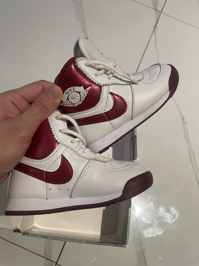 Nike Baby High-Top Sneakers (Category: Babies & Kids Fashion) located in Caloocan City. Submitted by cessilia13 (Listing ID 1443076402, Image 2). Description: - Adorable white and maroon Nike high-top sneakers for babies. - Secure lace-up closure. - Comes with the original Nike box. - Size 5C.