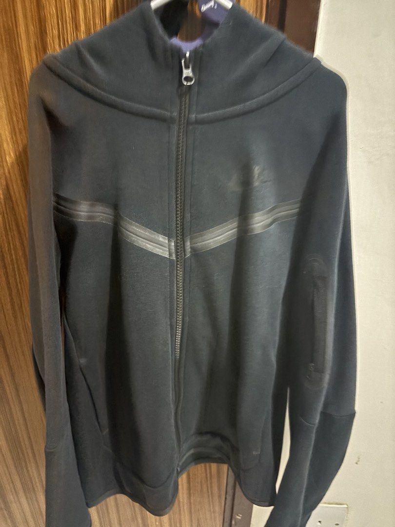 Nike Tech Fleece 衛衣 M碼 （分類：嬰兒及小童流行時尚）位於 Hong Kong。 由 052012 提交（商品編號 1443063344，圖片 1）。簡介： Nike 黑色拉鏈衛衣，M碼。前面有反光條設計，後面有帽。著得好舒服，適合做運動或者日常著用。有Nike logo。有興趣可以問我。。