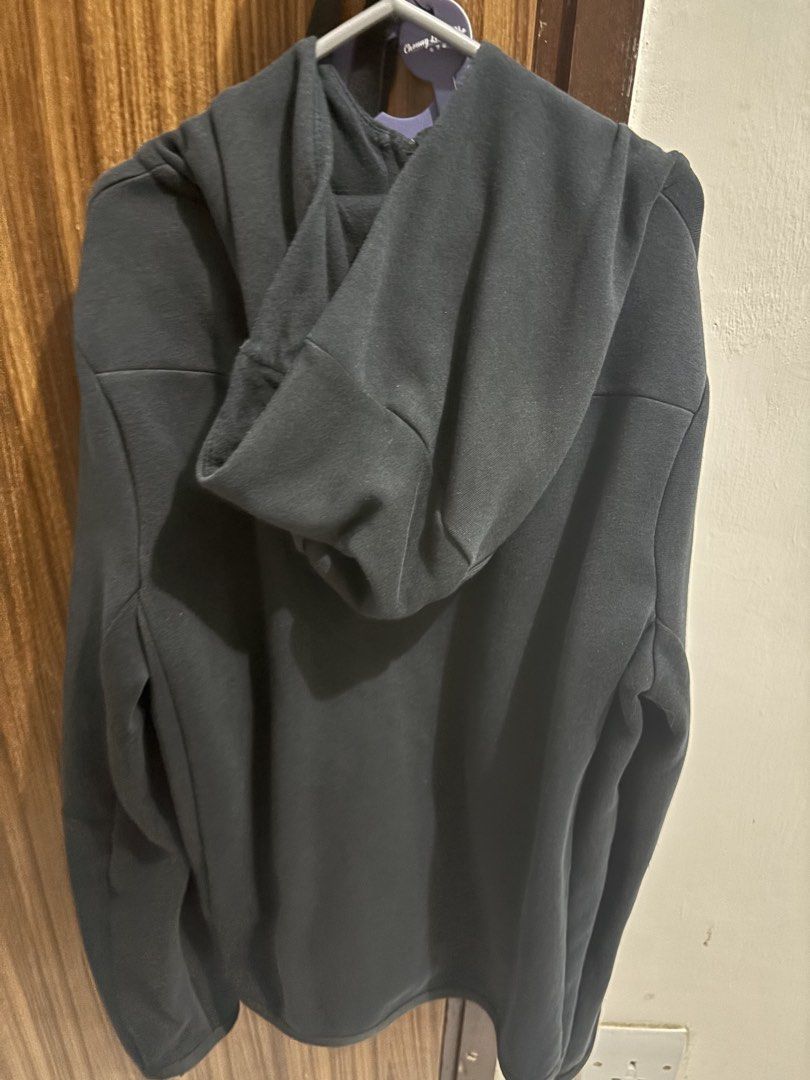 Nike Tech Fleece 衛衣 M碼 （分類：嬰兒及小童流行時尚）位於 Hong Kong。 由 052012 提交（商品編號 1443063344，圖片 2）。簡介： Nike 黑色拉鏈衛衣，M碼。前面有反光條設計，後面有帽。著得好舒服，適合做運動或者日常著用。有Nike logo。有興趣可以問我。。