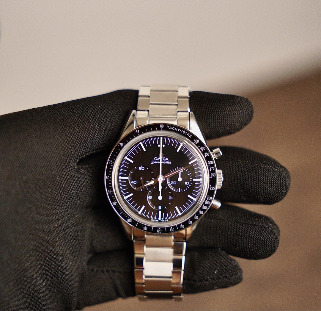 Omega Speedmaster FOIS Moonwatch (Category: Luxury Accessories) located in Manila. Submitted by mcglmagban41697 (Listing ID 1443121681, Image 2). Description: Omega Speedmaster Moonwatch FOIS 39mm Discontinued 311.32.40.30.01.001 Flat link steel bracelet Complete box, cards and links 9.5/10 Condition 342k only :>.