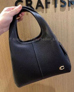 (Category: ) located in . Submitted by fashion.luxe (Listing ID 1443026103, Image 1). Description: .