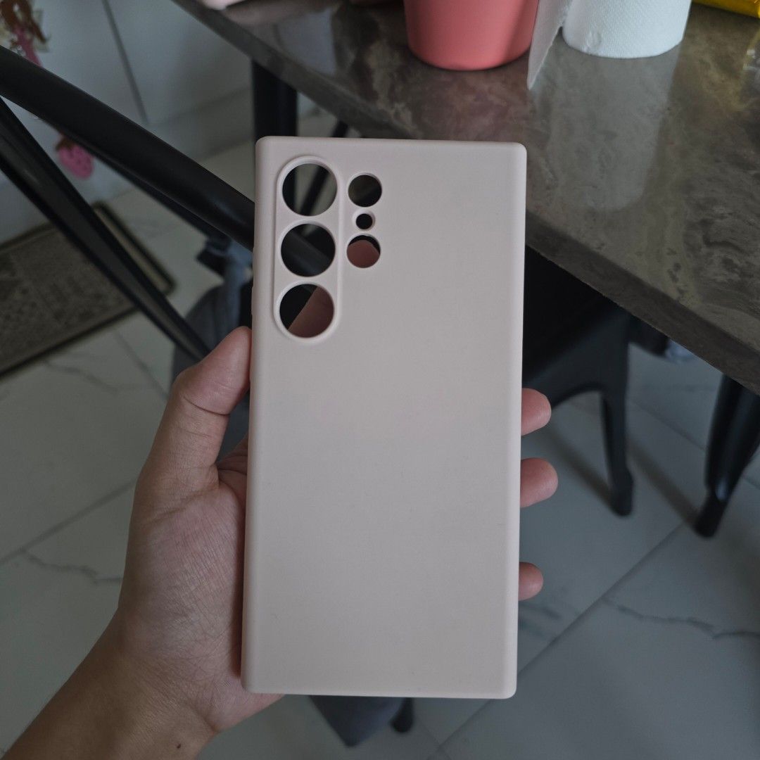 ORIGINAL RINGKE SILICONE CASE PINK SANK (Category: Cases & Sleeves) located in Mandaluyong City. Submitted by _monamourph (Listing ID 1442954376, Image 2). Description: Still in pristine condition! Please check photos for super minor issue (not visible) hence, selling low. Ganda padin naman in actual :).