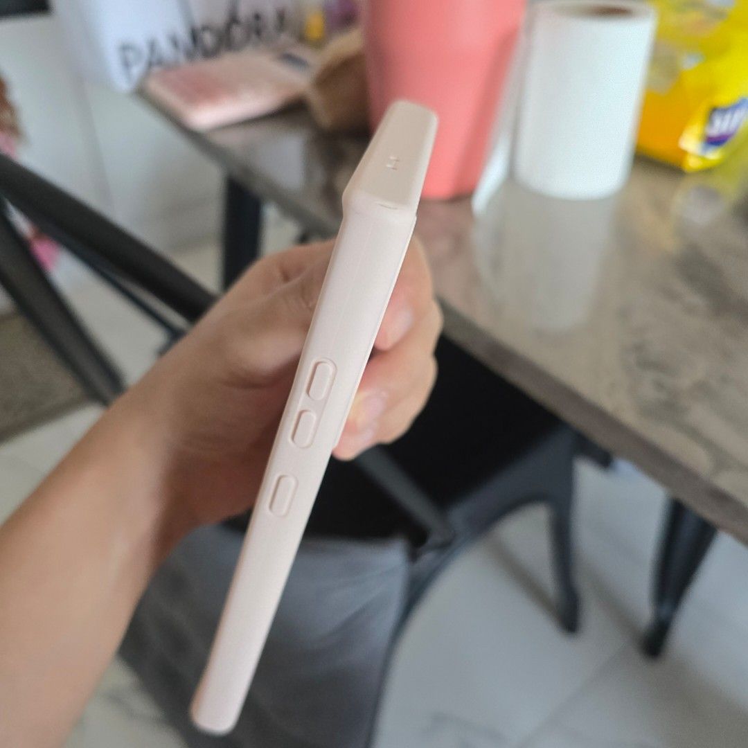 ORIGINAL RINGKE SILICONE CASE PINK SANK (Category: Cases & Sleeves) located in Mandaluyong City. Submitted by _monamourph (Listing ID 1442954376, Image 3). Description: Still in pristine condition! Please check photos for super minor issue (not visible) hence, selling low. Ganda padin naman in actual :).