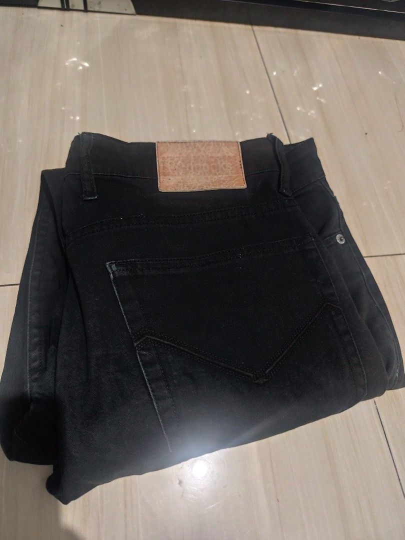 Paddocks Black Jeans Size 36 (Category: Jeans) located in Manila. Submitted by tim.tim4 (Listing ID 1443040308, Image 1). Description: - Brand: Paddocks - Color: Black - Size: 36 - Style: Classic Denim - Perfect for: Everyday wear - Versatile: Easily pairs with t-shirts or shirts 2ndhand original size: 36 Price:250 pesos meet: Cubao or tomas morato.