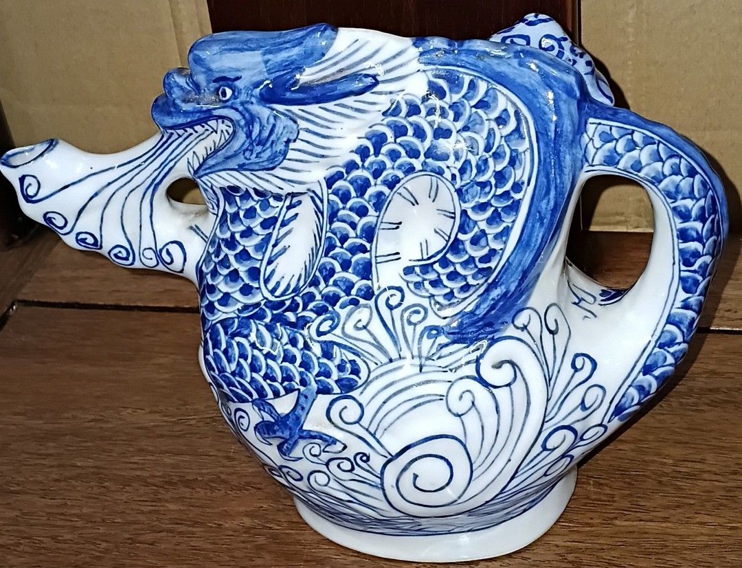 Porcelain tea pot