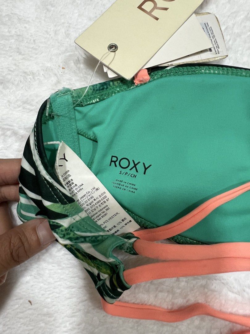 Roxy Tropical Print Bandeau Bikini Top (Category: Bikinis & Swimsuits) located in Manila. Submitted by angieeeler (Listing ID 1443013959, Image 3). Description: Fits XS TO SMALL.
