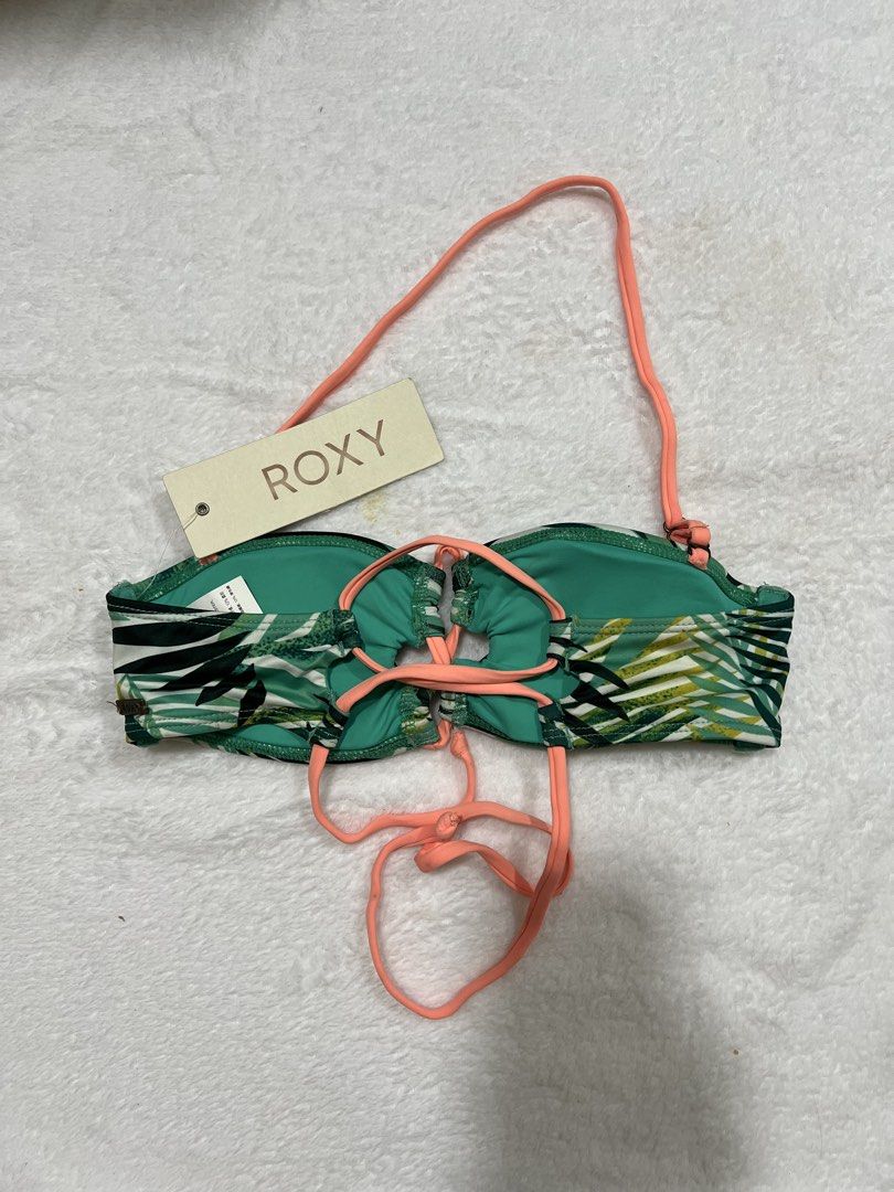 Roxy Tropical Print Bandeau Bikini Top (Category: Bikinis & Swimsuits) located in Manila. Submitted by angieeeler (Listing ID 1443013959, Image 2). Description: Fits XS TO SMALL.