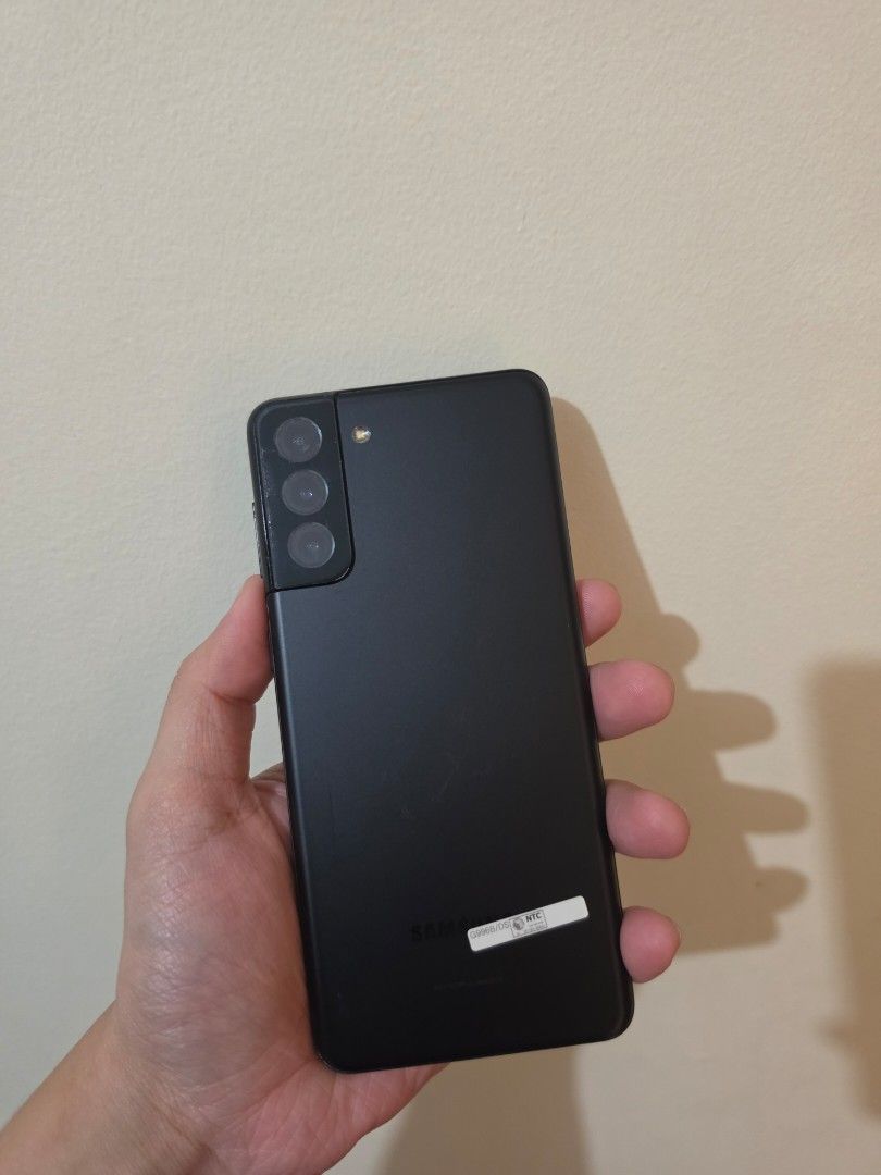 Samsung S21+ 5G (Category: Samsung) located in Paranaque City. Submitted by noeaross14 (Listing ID 1443023229, Image 2). Description: No scratches, no amoled burns, and no green/pink lines. Honest issue: medyo hindi na madikit yung takip sa likod but doesn't affect performance. Pwede naman palagyan uli ng pandikit. Unit only. RFS: upgrade Mode of payment: cash, gcash, bank transfer.