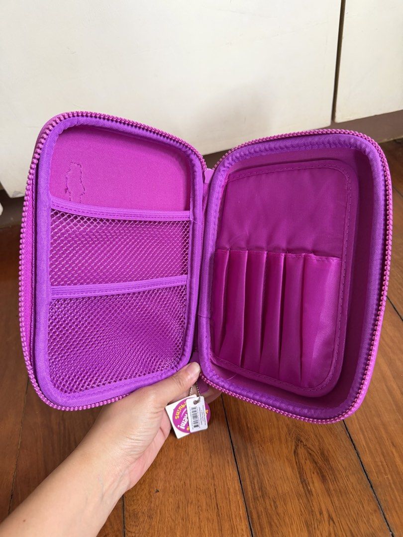 Smiggle Reversible Sequin Pencil Case (Category: Stationery & School Supplies) located in Baliuag. Submitted by nazarinetorres1987 (Listing ID 1442949721, Image 2). Description: .
