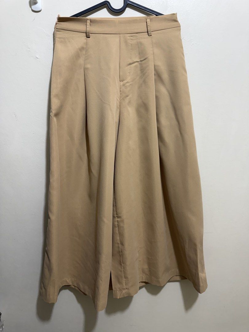 Square pants (Category: Other Bottoms) located in Pasig City. Submitted by cesstoh (Listing ID 1442993206, Image 1). Description: Square pants (na labgan lang pero di nagamit) (sa bench ko na bilis sa BGC pero iba yung brand) Large on tag Waist: 28in Hips: 40-46 Length: 36in .