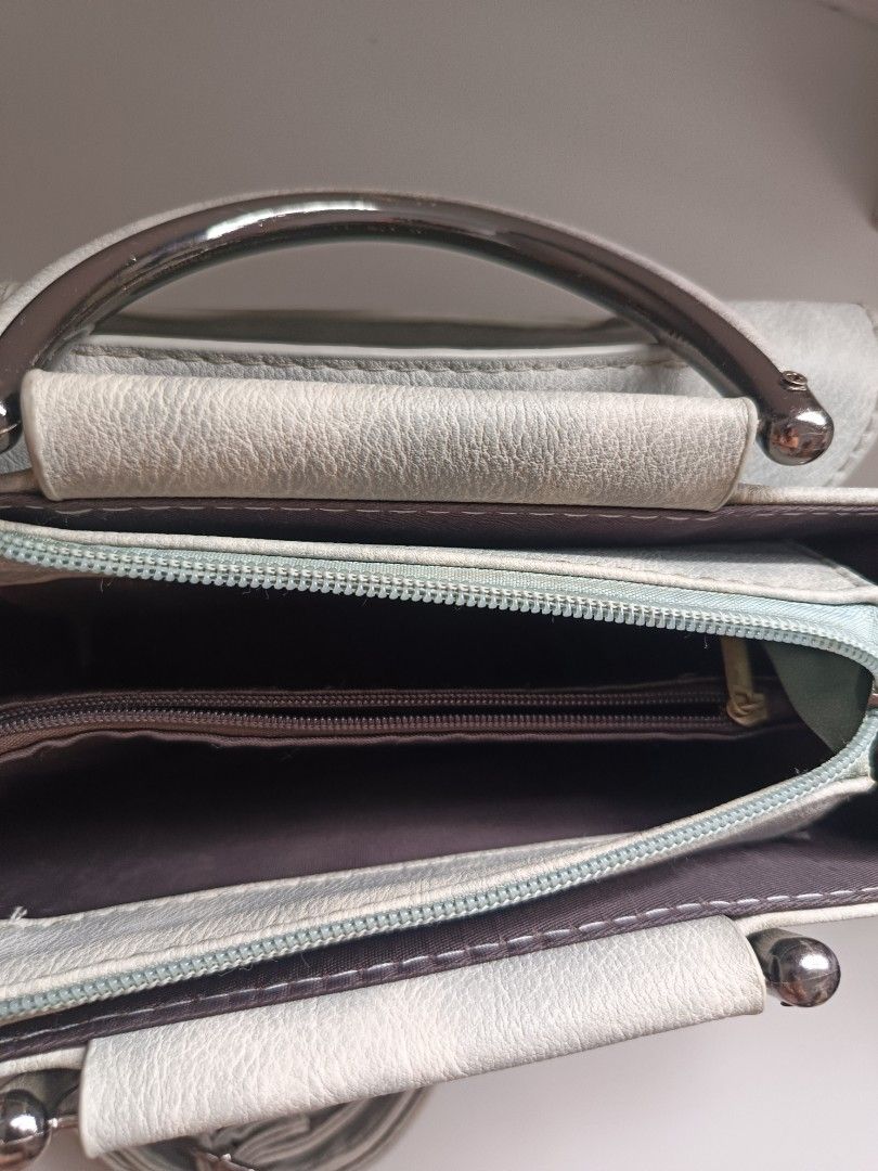 Structured top handle bag (Category: Cross-body Bags) located in Santa Cruz, Pampanga. Submitted by uscanada (Listing ID 1443101259, Image 3). Description: original price : 1650 selling price : 349.