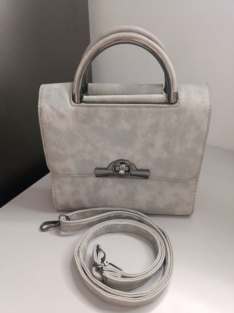 Structured top handle bag (Category: Cross-body Bags) located in Santa Cruz, Pampanga. Submitted by uscanada (Listing ID 1443101259, Image 1). Description: original price : 1650 selling price : 349.