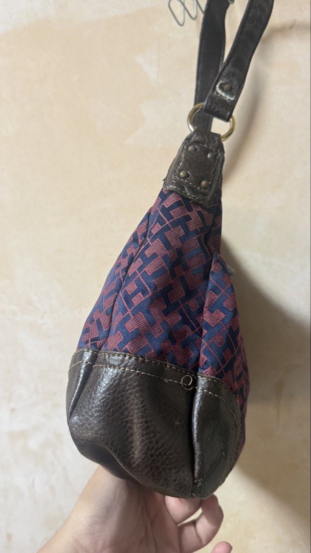 Tommy Hilfiger Shoulder bag (Category: Shoulder Bags) located in Calamba. Submitted by ashvault (Listing ID 1443037852, Image 3). Description: Needs cleaning selling very low auth TH.
