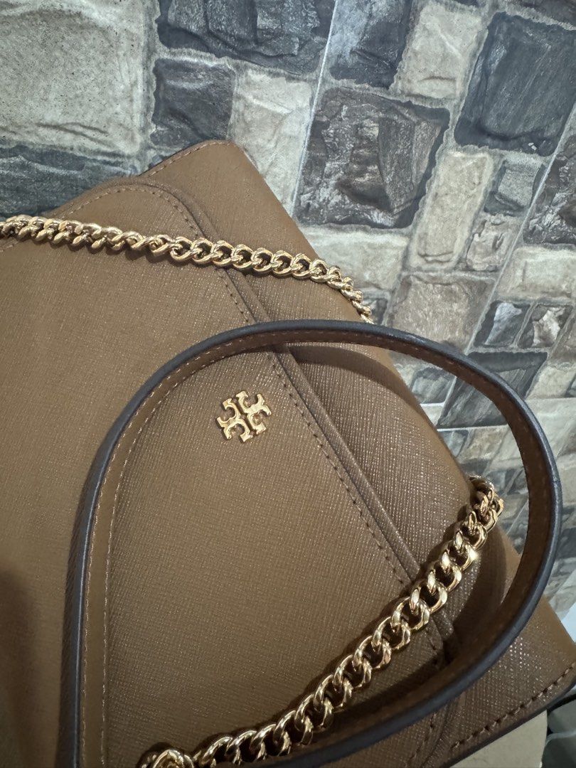 Tory Burch Emerson Chain Wallet (Category: Luxury Bags & Wallets) located in Mabalacat. Submitted by legit_goodies (Listing ID 1442966015, Image 2). Description: - Authentic Brown Tory Burch Wallet - Elegant Gold Chain Strap - Ample Card Slots for Organization - Secure Zipper Pocket for Valuables - Versatile: Use as a Clutch or Crossbody Bag - Perfect for Nights Out or Everyday Use.